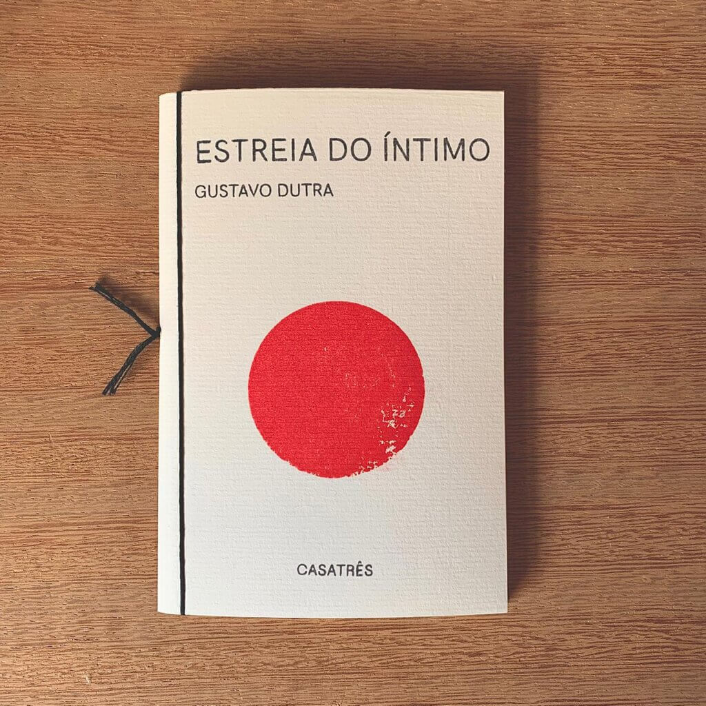livro estreia do íntimo sobre uma mesa